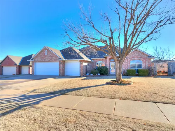 304 N Topaz Way, Mustang, OK 73064