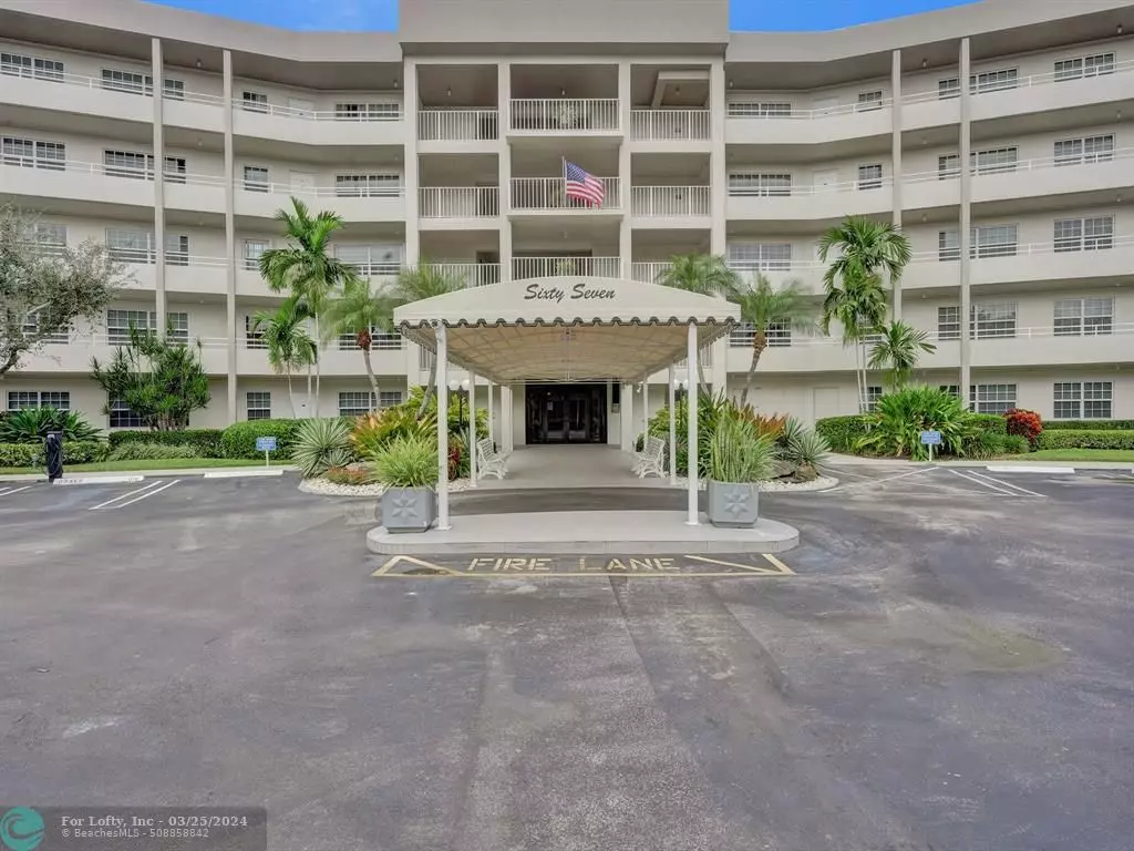 Pompano Beach, FL 33069,555 Oaks Ln  #209