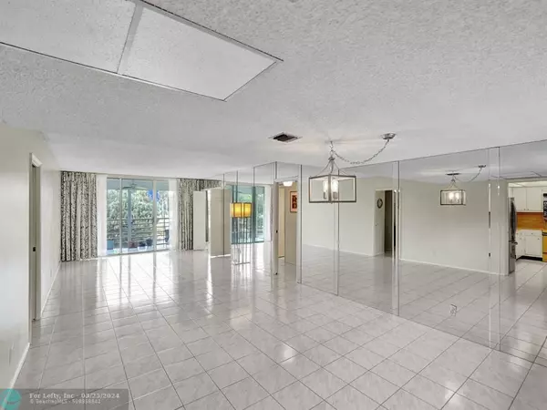 Pompano Beach, FL 33069,555 Oaks Ln  #209