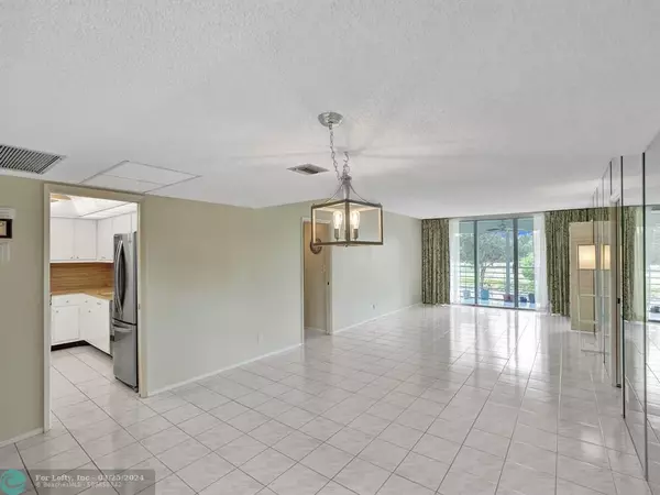 Pompano Beach, FL 33069,555 Oaks Ln  #209