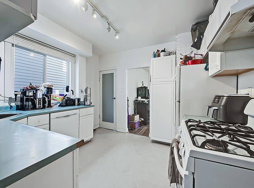 Calgary, AB T2N 1Y8,444 12 ST NW