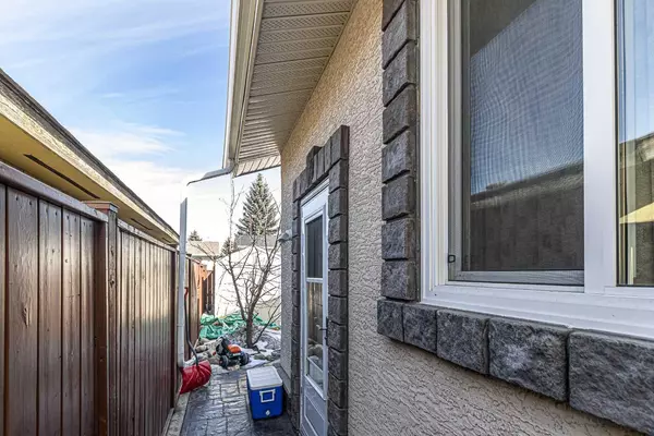 Calgary, AB T2A 5M9,928 Maitland WAY NE