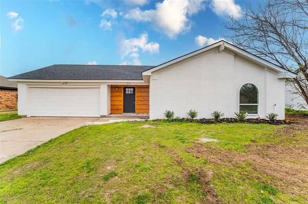 3237 Heritage Lane, Forest Hill, TX 76140