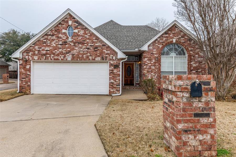 3227 Village Oak Drive, Arlington, TX 76017