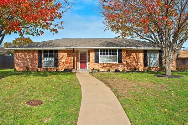 421 Brook Hollow Drive, Desoto, TX 75115