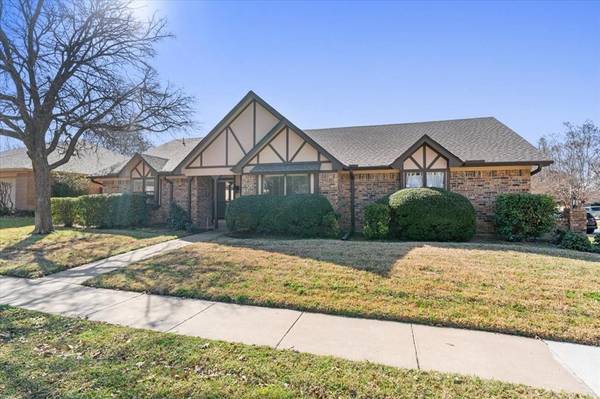 1400 Country Meadows Drive, Bedford, TX 76021