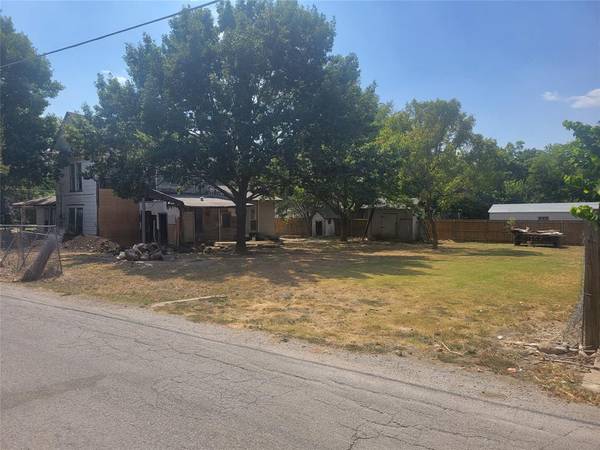 Whitewright, TX 75491,326 E Grand Street