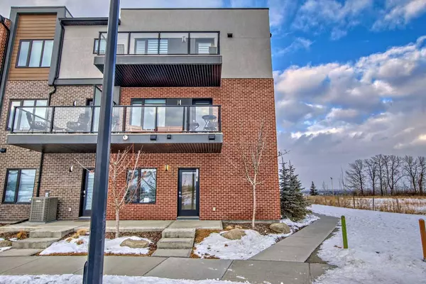 Calgary, AB T3B 6J2,185 Greenbriar PL NW