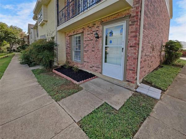 14 W Townhouse Lane #34, Grand Prairie, TX 75052