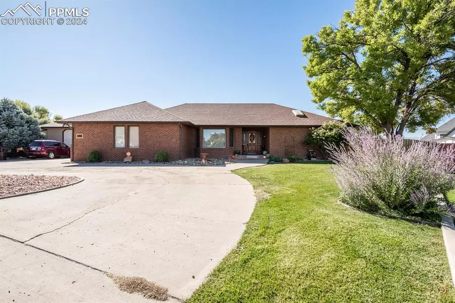 372 W Sand Trap LN, Pueblo West, CO 81007