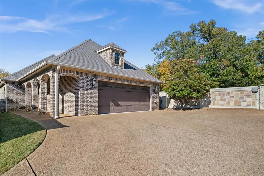 100 Timber Creek Court, Lindale, TX 75771