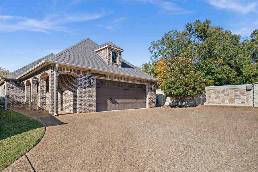 100 Timber Creek Court, Lindale, TX 75771