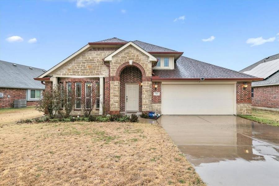 713 Lakeview Drive, Alvarado, TX 76009