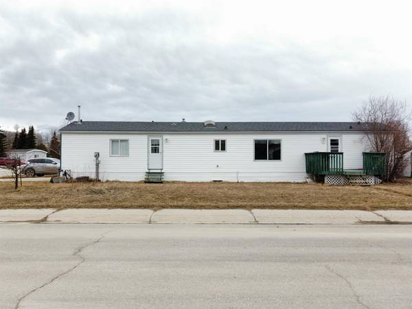 902 4 AVE, Fox Creek, AB T0H 1P0