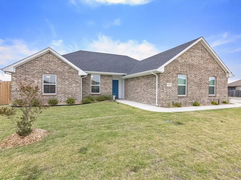 210 Poinsetta Drive, Palmer, TX 75152