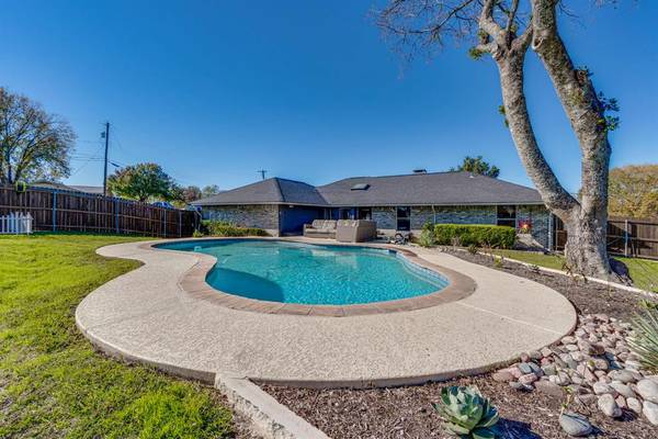 2002 Westmoreland Road, Oak Leaf, TX 75154