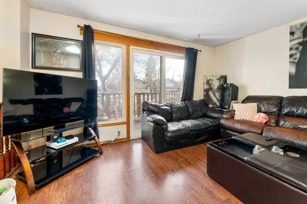 Calgary, AB T3K 1A2,956/954 Berkley DR NW