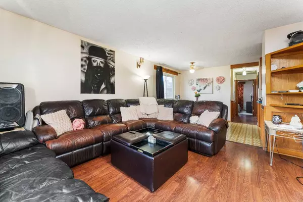 Calgary, AB T3K 1A2,956/954 Berkley DR NW