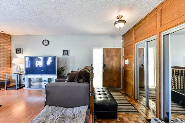 Calgary, AB T1Y 2R9,4611 26 AVE NE