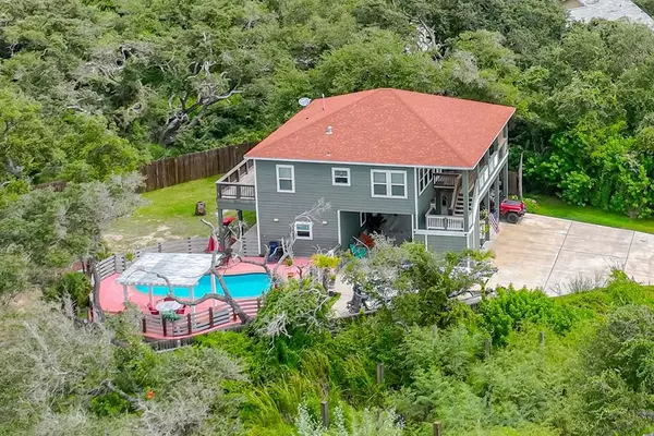 21 S Bahama St, Rockport, TX 78382