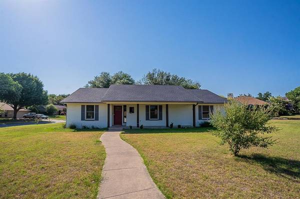 201 Meadowhill Drive, Benbrook, TX 76126