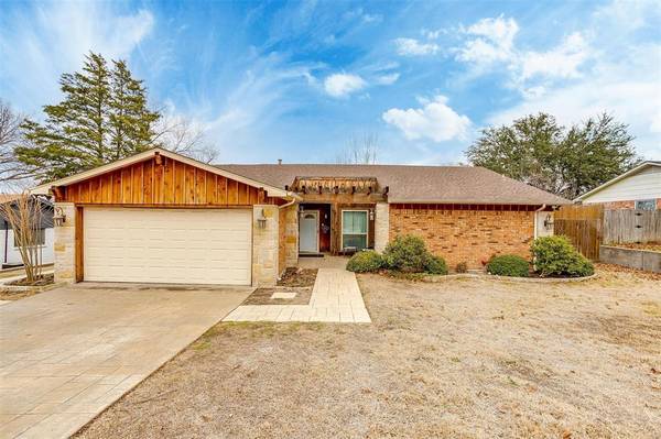 212 Lochness Lane, Benbrook, TX 76126