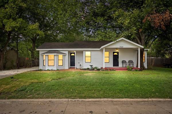 202 S Jones Street, Granbury, TX 76048