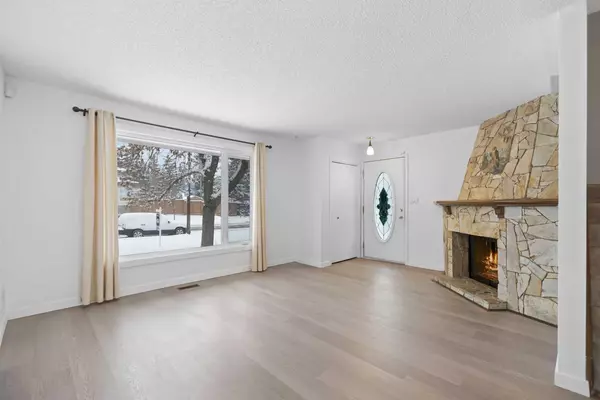 Calgary, AB T3K 1A3,1046 Berkley DR NW