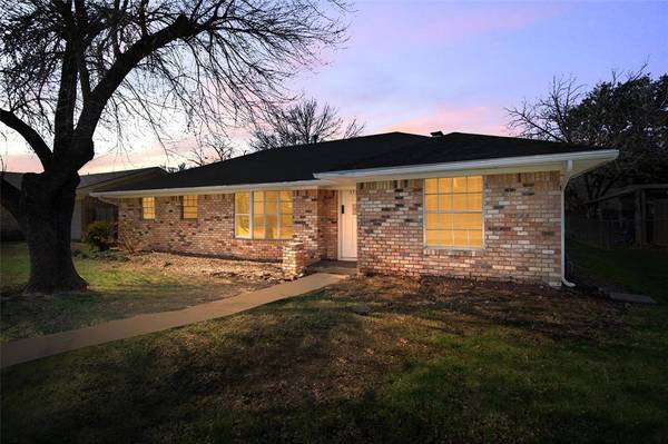 1717 Esquire Place,  Grand Prairie,  TX 75050