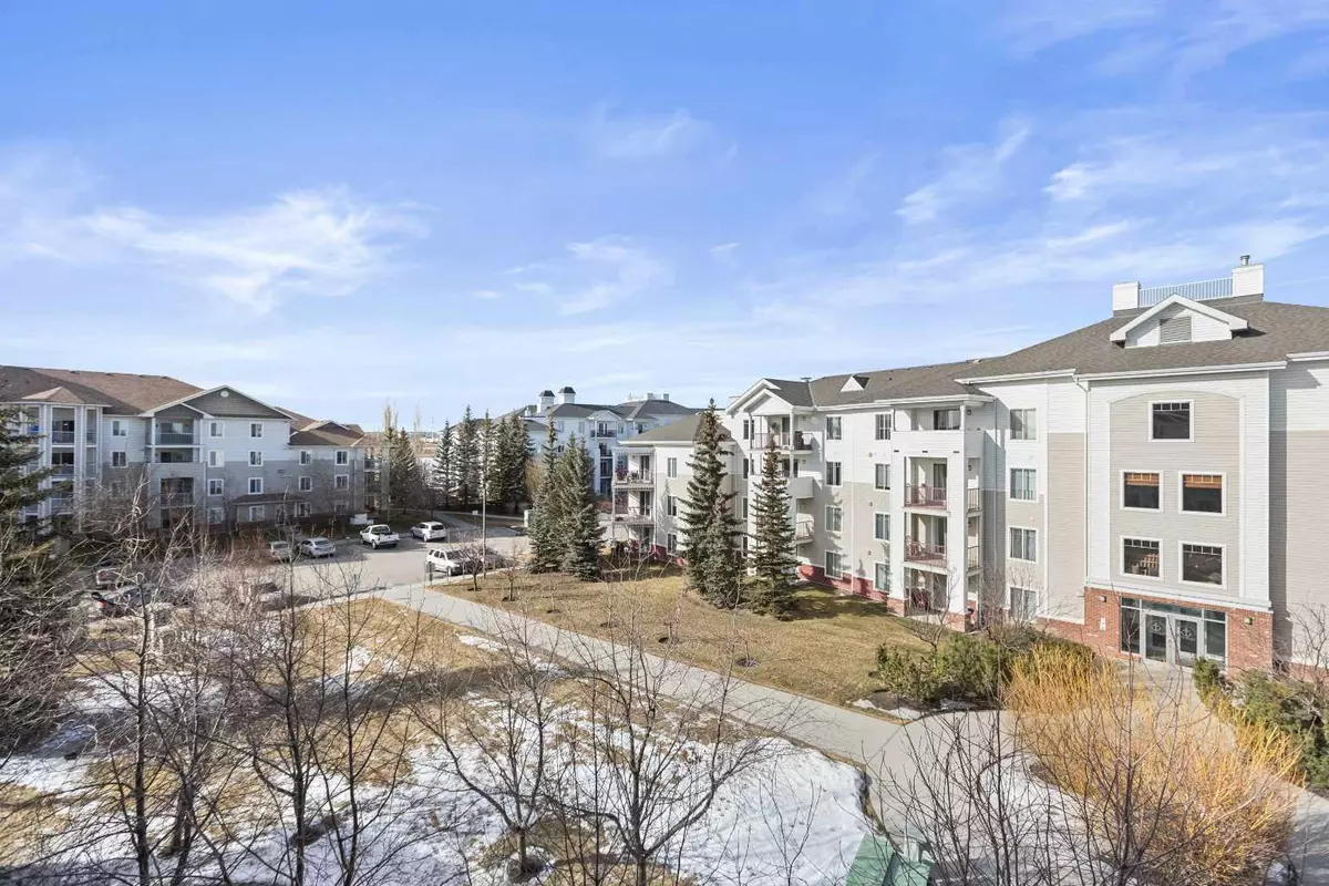 Calgary, AB T3K 5Z1,17 Country Village Bay NE #406