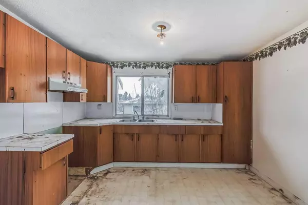 Calgary, AB T3B 1T5,7404 35 AVE NW