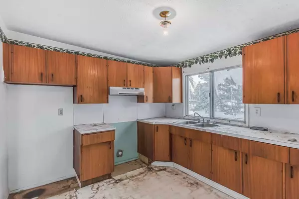 Calgary, AB T3B 1T5,7404 35 AVE NW