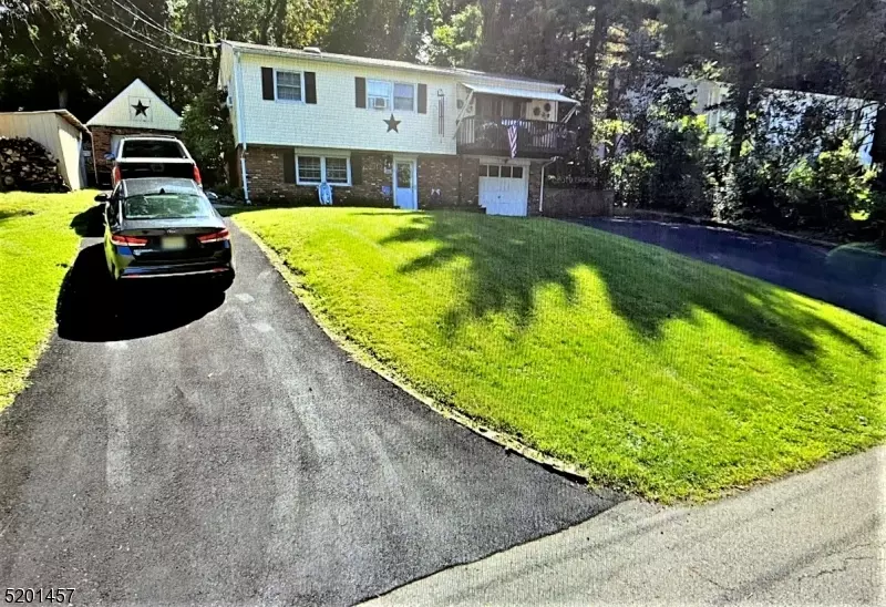 47 Summit Rd, Hamburg Boro, NJ 07419