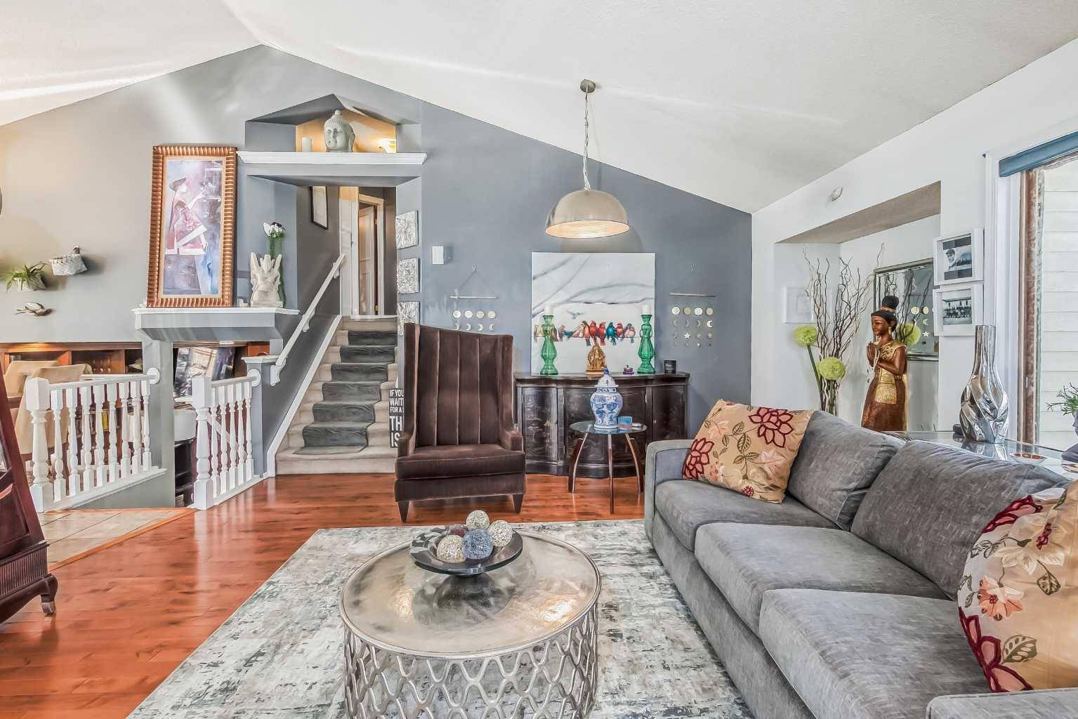 Calgary, AB T3K 3Y6,319 Sandringham PL NW