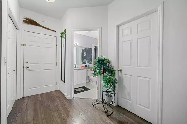 Calgary, AB T2R 0L9,126 14 AVE SW #323