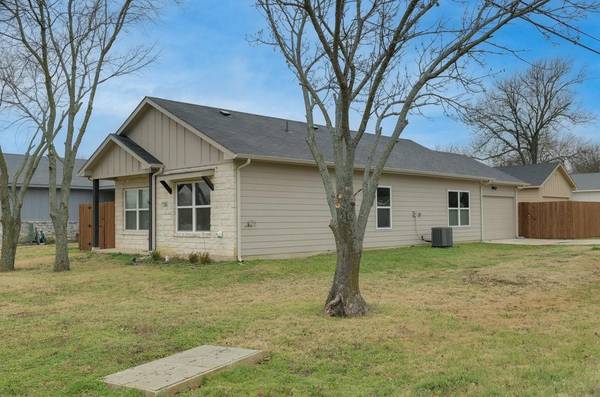 200 S Magnolia Street,  Alvarado,  TX 76009