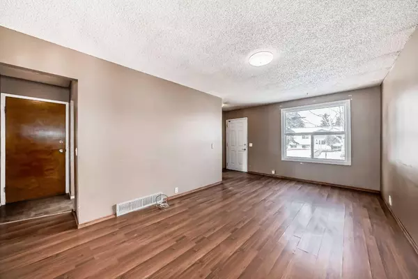 Calgary, AB T2B 2L1,176 Dovely CRES SE