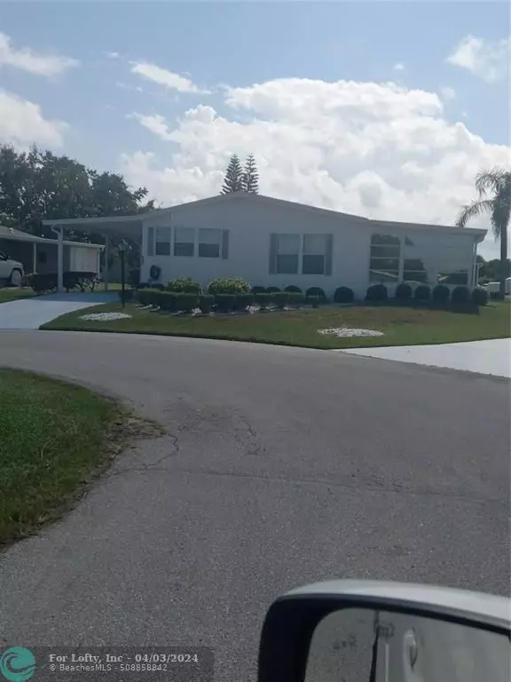 Port St Lucie, FL 34952,8483 Filifera Ct