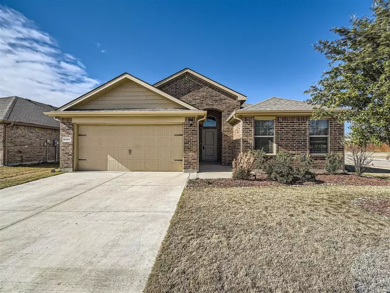 9269 High Stirrup Lane, Fort Worth, TX 76131