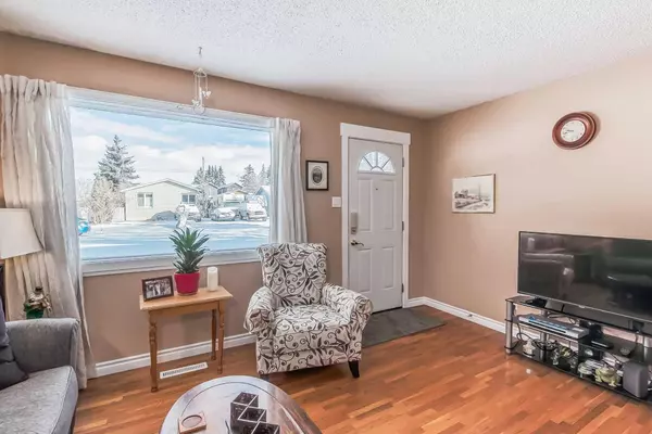 Calgary, AB T3B 1M9,6423 33 AVE NW