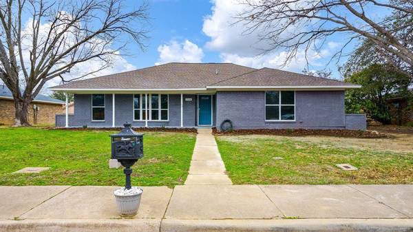 739 Knollridge Drive, Lewisville, TX 75077