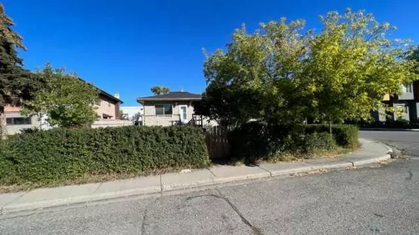 Calgary, AB T2E 2J9,532 34 AVE NE