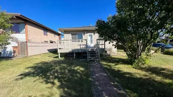 Calgary, AB T2E 2J9,532 34 AVE NE