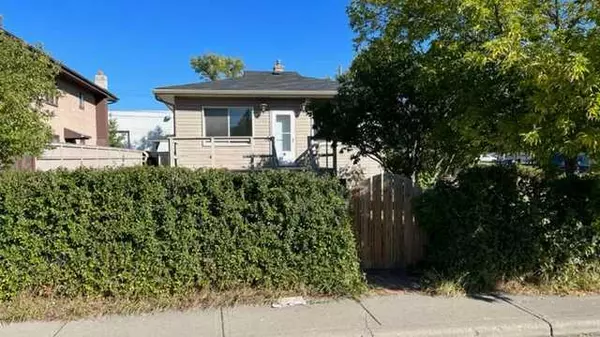 Calgary, AB T2E 2J9,532 34 AVE NE