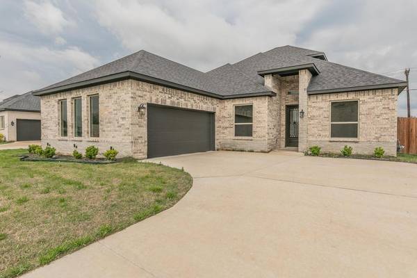 5213 Noble Lane,  Grand Prairie,  TX 75052