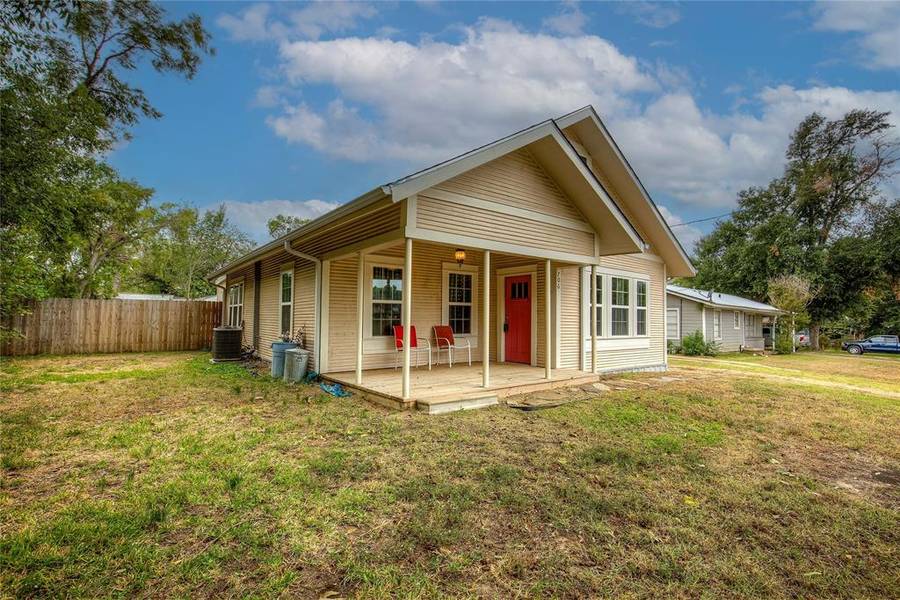 706 E James Street, Wills Point, TX 75169