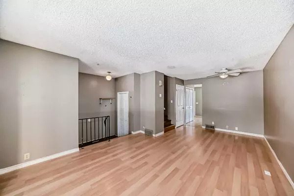 Calgary, AB T3K 1B7,19 Berkley CT NW