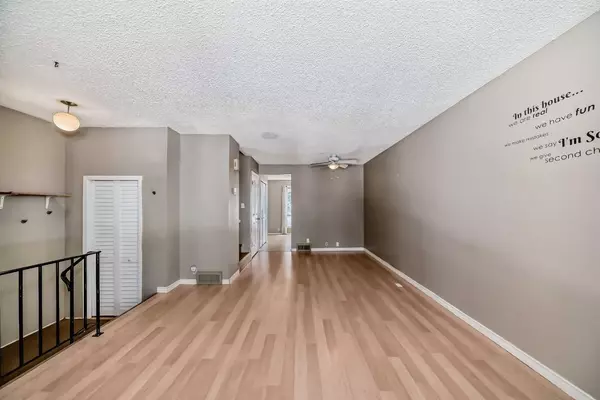 Calgary, AB T3K 1B7,19 Berkley CT NW