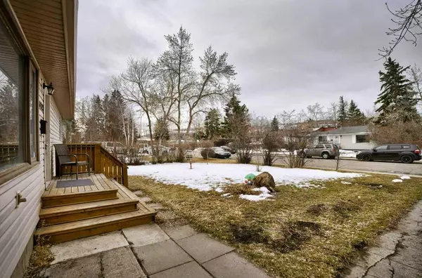 Calgary, AB T3B 2H4,6328 Bowmont CRES NW