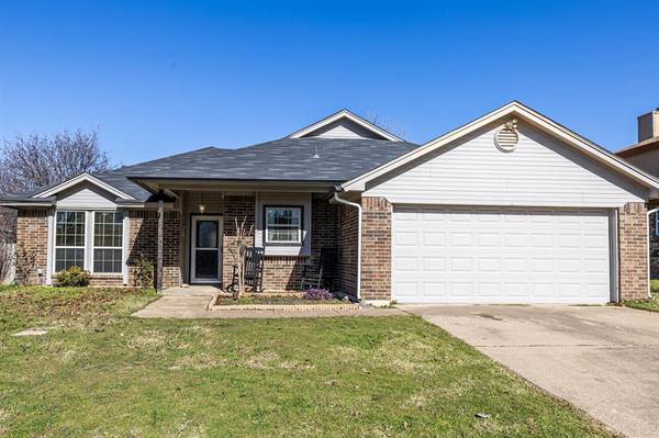 828 Norton Drive,  Saginaw,  TX 76179